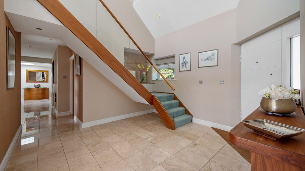 Property photo 2 of 25