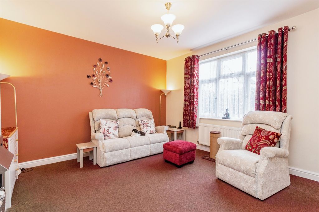 Property photo 3 of 18 Lounge:
