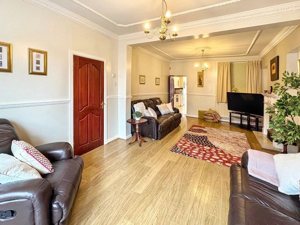 Property photo 2 of 18 Lounge