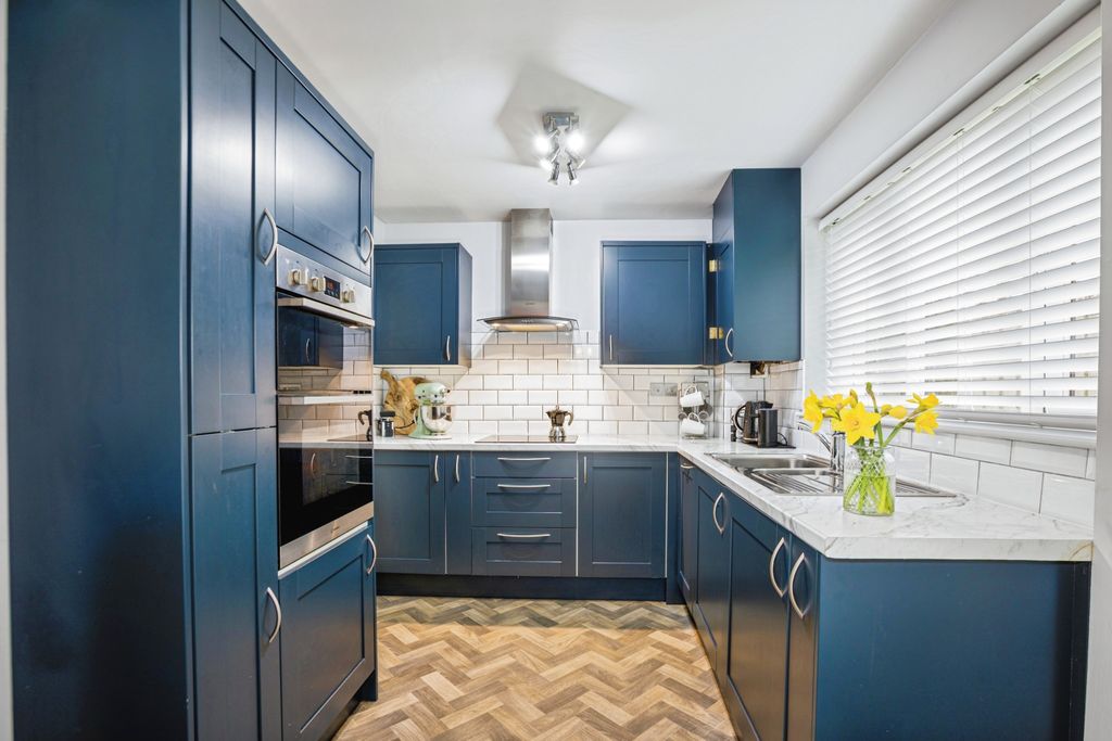 Property photo 3 of 16 Kitchen