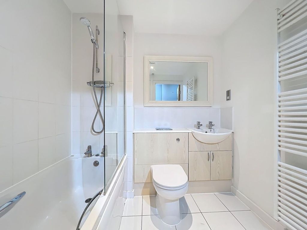 Property photo 2 of 18 Bathroom