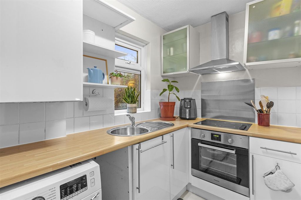 Property photo 3 of 12 12 Baines House, Abbey Barn Rd, Hp11 1Rj-3.Jpg