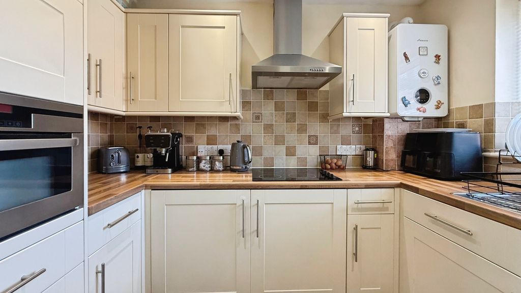 Property photo 3 of 13 Kitchen