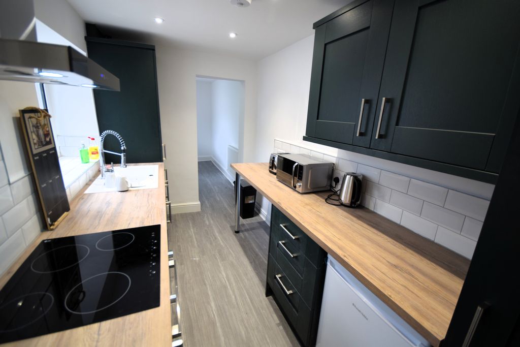 Property photo 2 of 6 Communal Kitchen Alt View