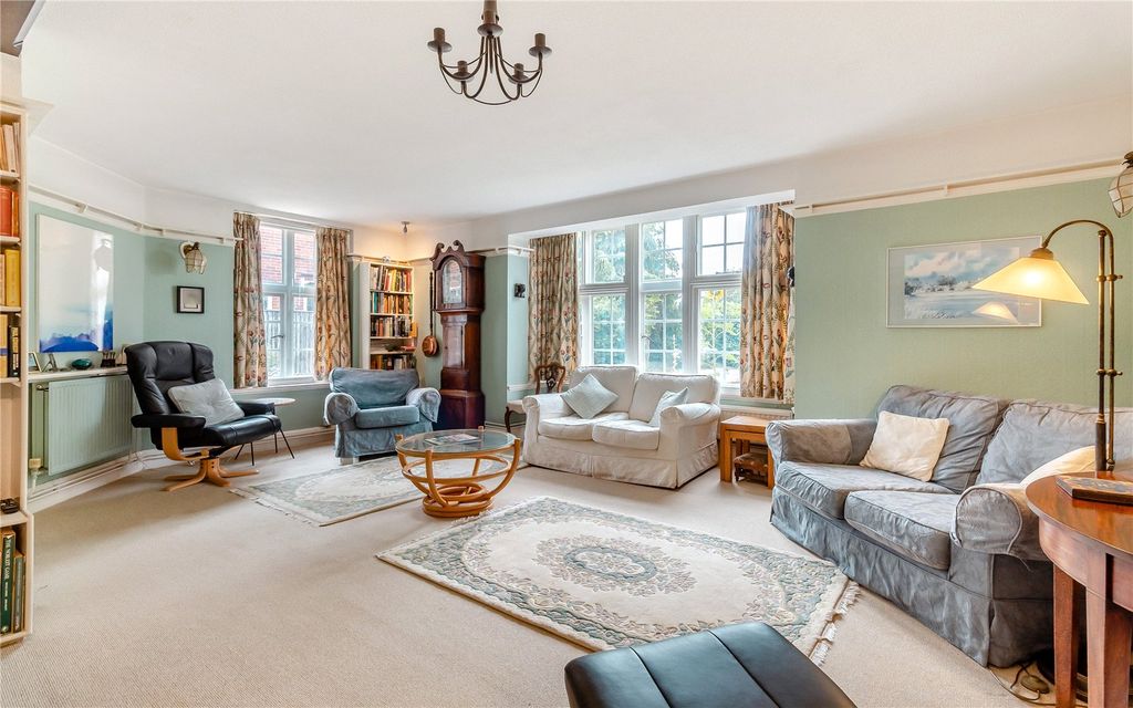 Property photo 2 of 18 Sitting Room