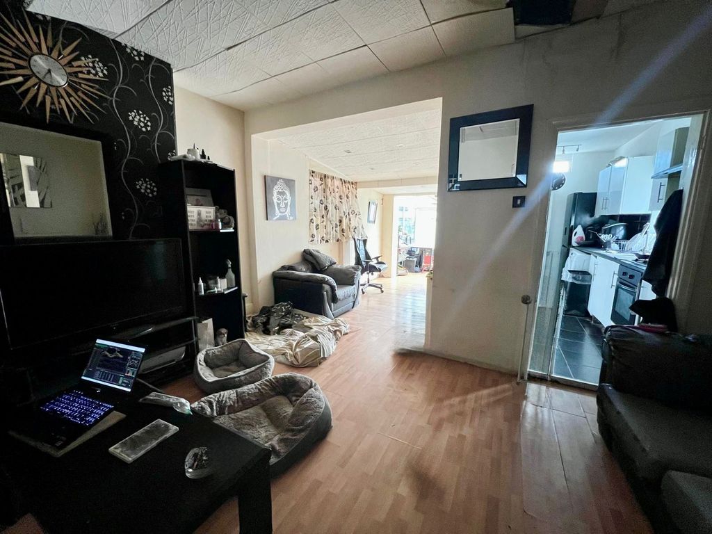 Property photo 2 of 9 102 Charterhouse Avenue (3)