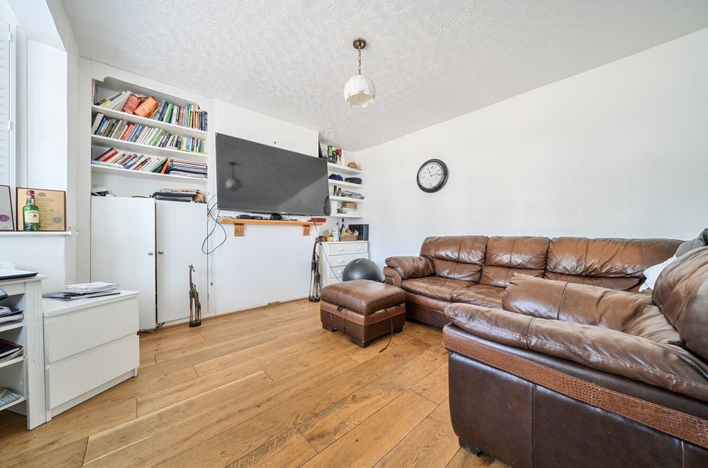 Property photo 3 of 18 Lounge1