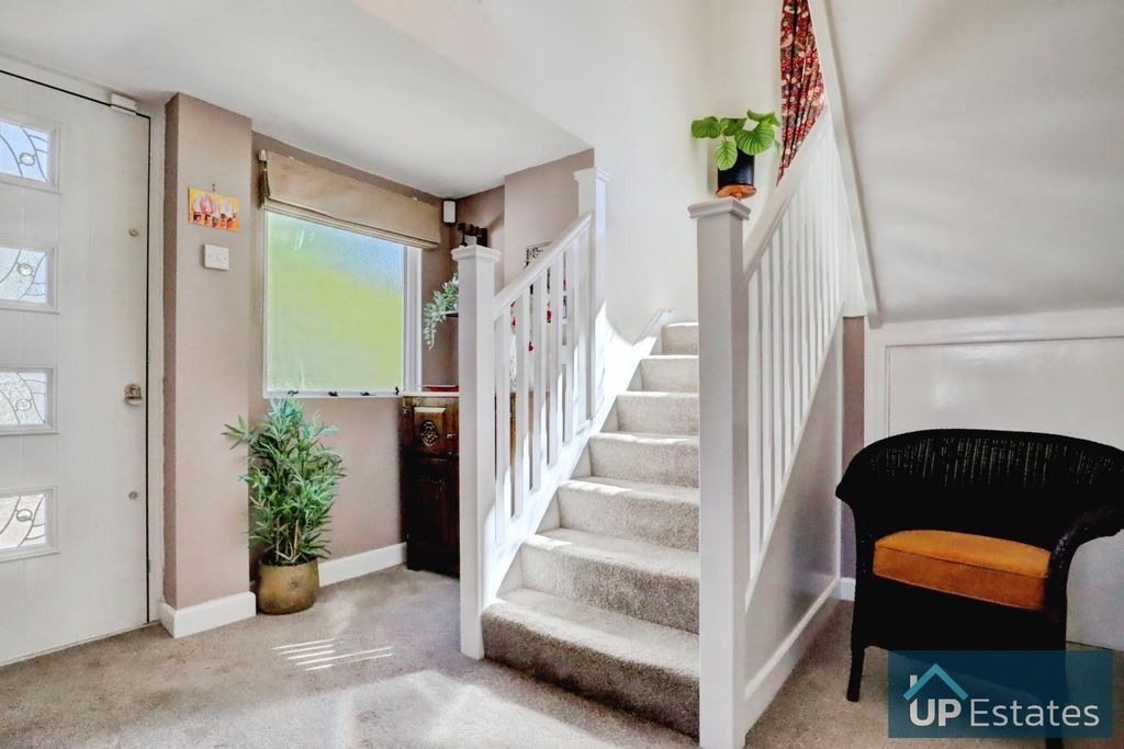 Property photo 3 of 30 Entrance Hall