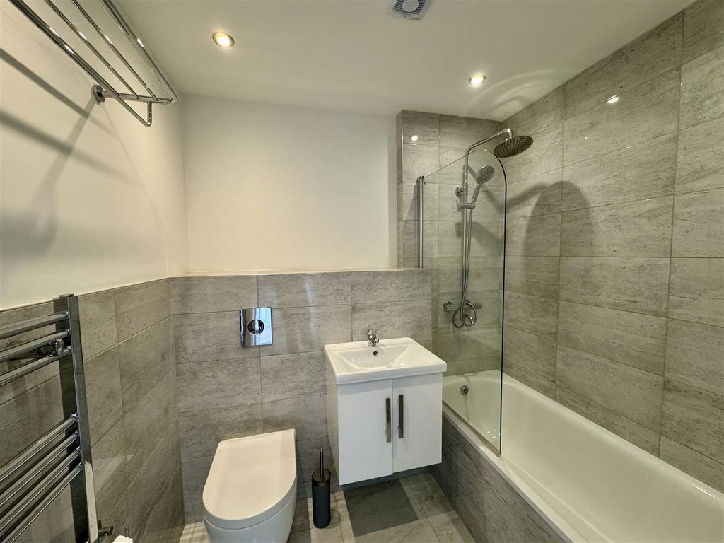 Property photo 2 of 20 Family Bathroom