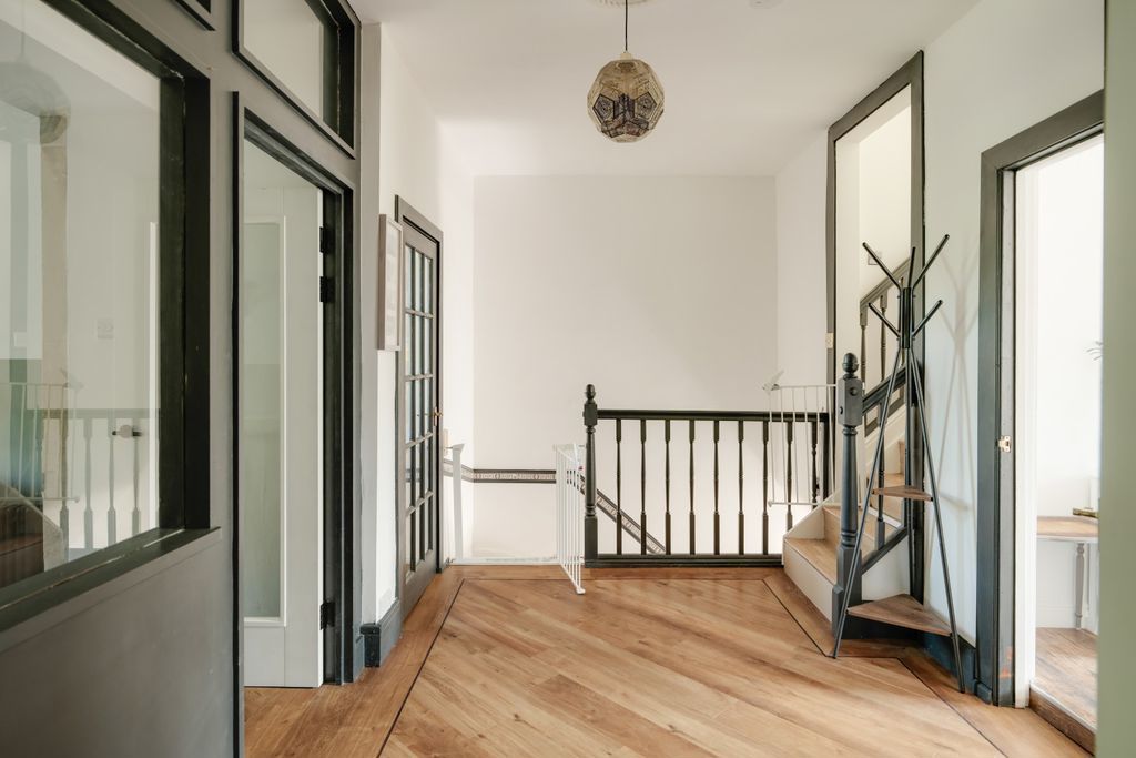 Property photo 1 of 18 Landing