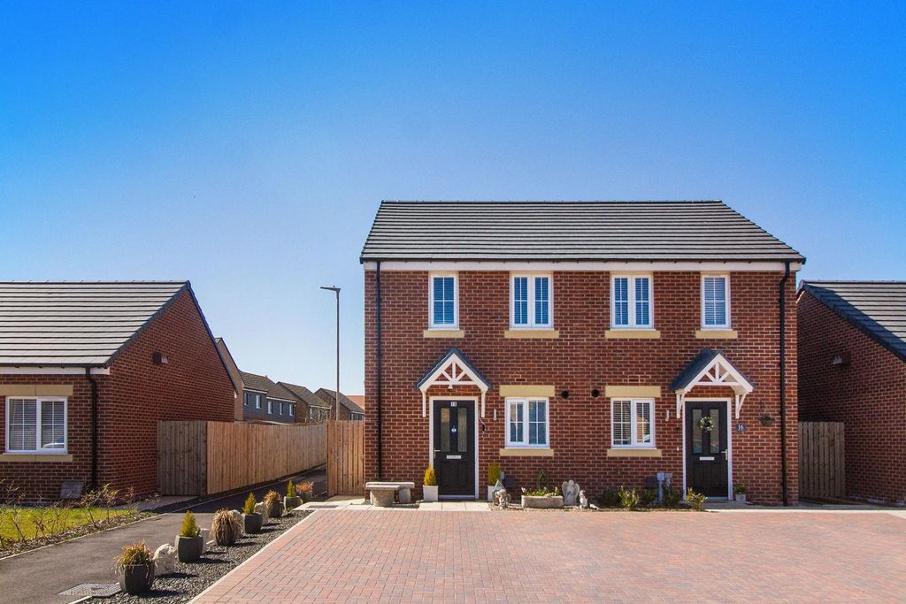 Property photo 1 of 11 Front External