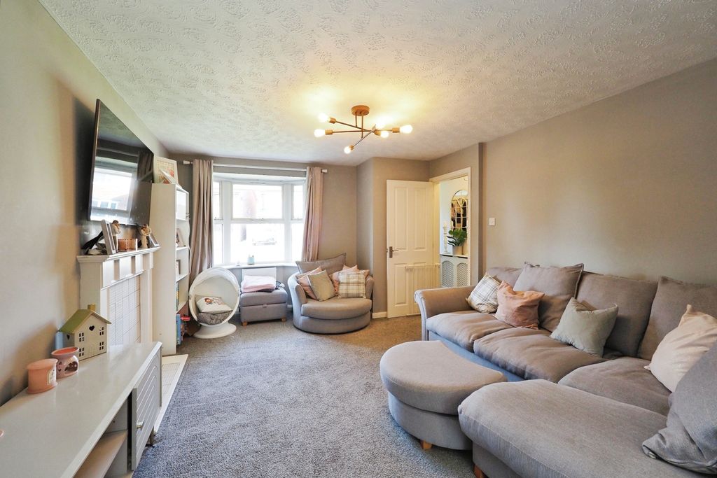 Property photo 1 of 20 Cosy Yet Airy Lounge/Dining/Family Space