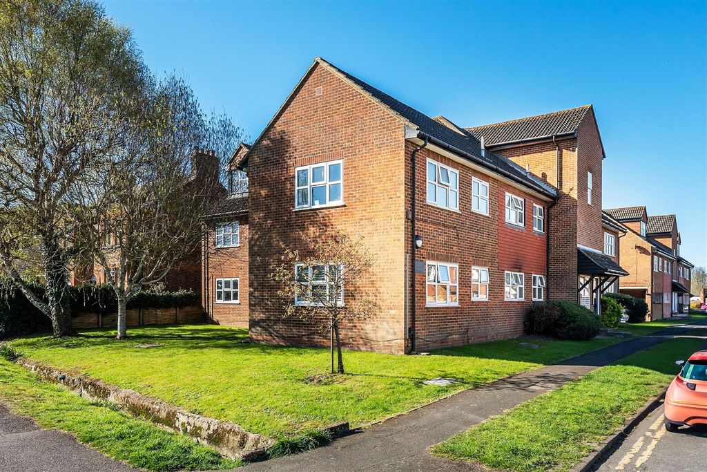 Property photo 2 of 18 7-St-James-Court-2.Jpg