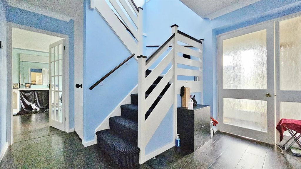Property photo 3 of 33 Entrance Hall