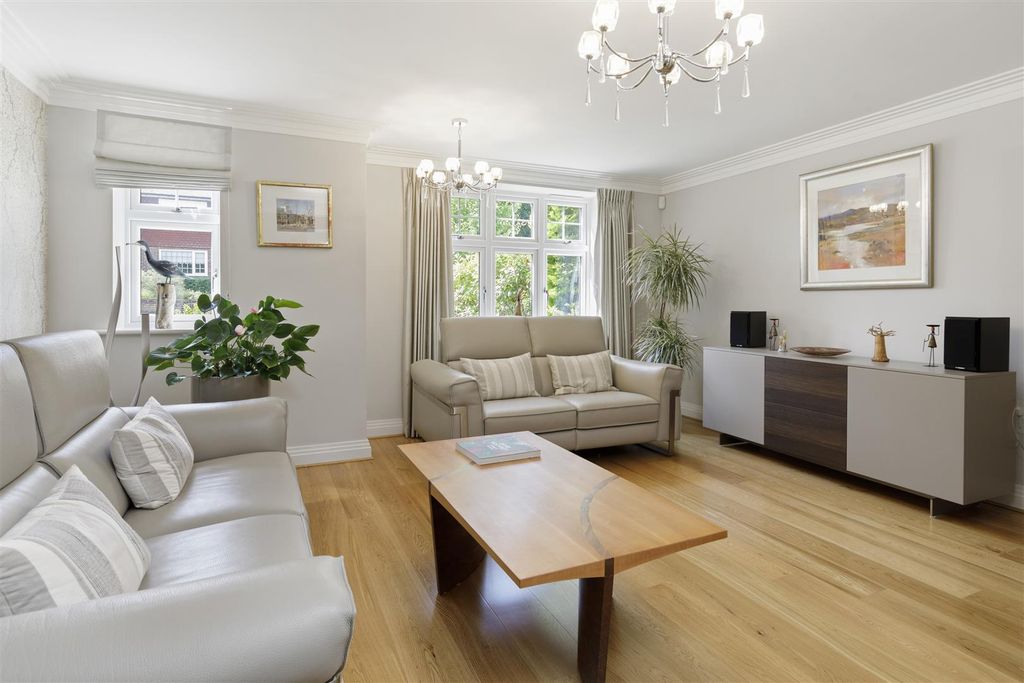 Property photo 3 of 24 6-Coplestone-Chase-Cranley-Road-Guildford-Gu1-2Jw-