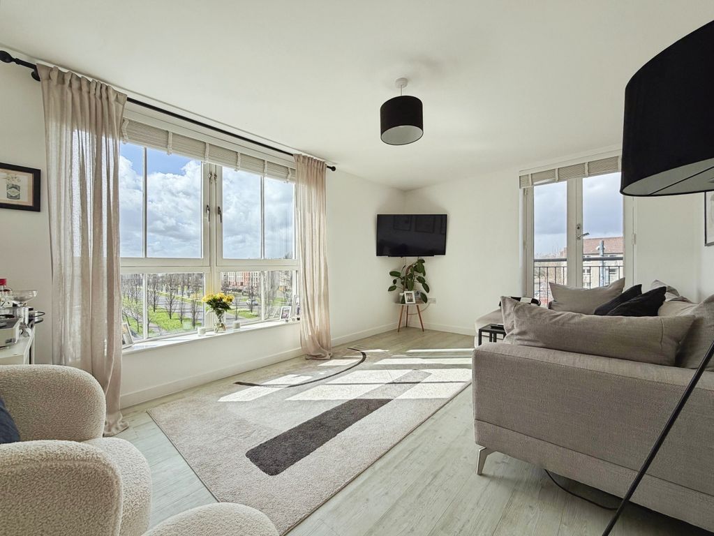 Property photo 3 of 13 Lounge