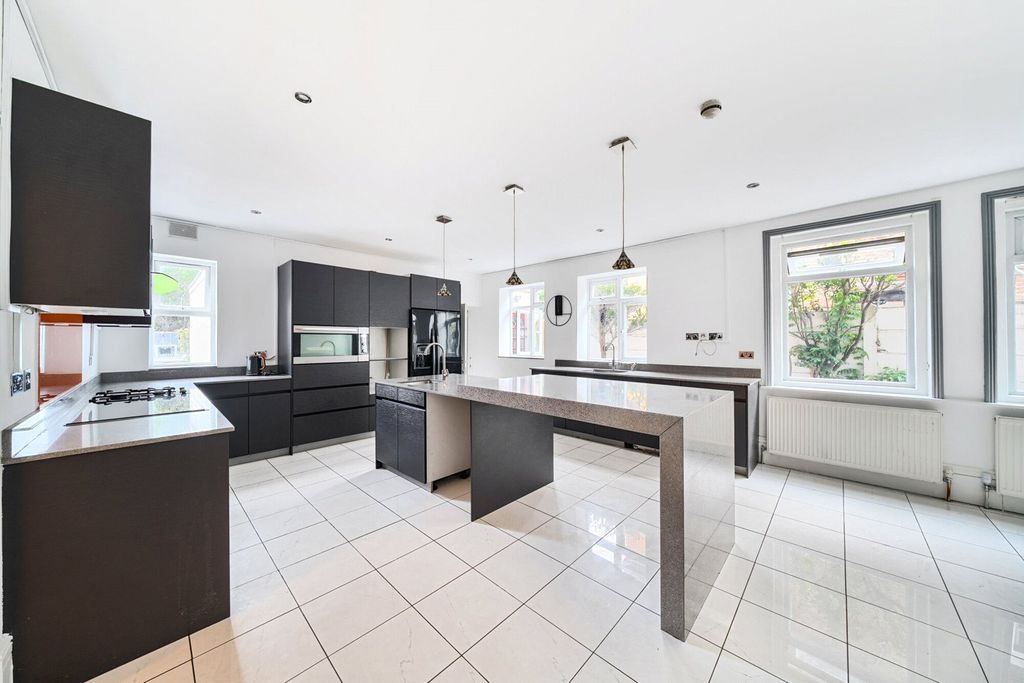 Property photo 3 of 33 Picture No. 19