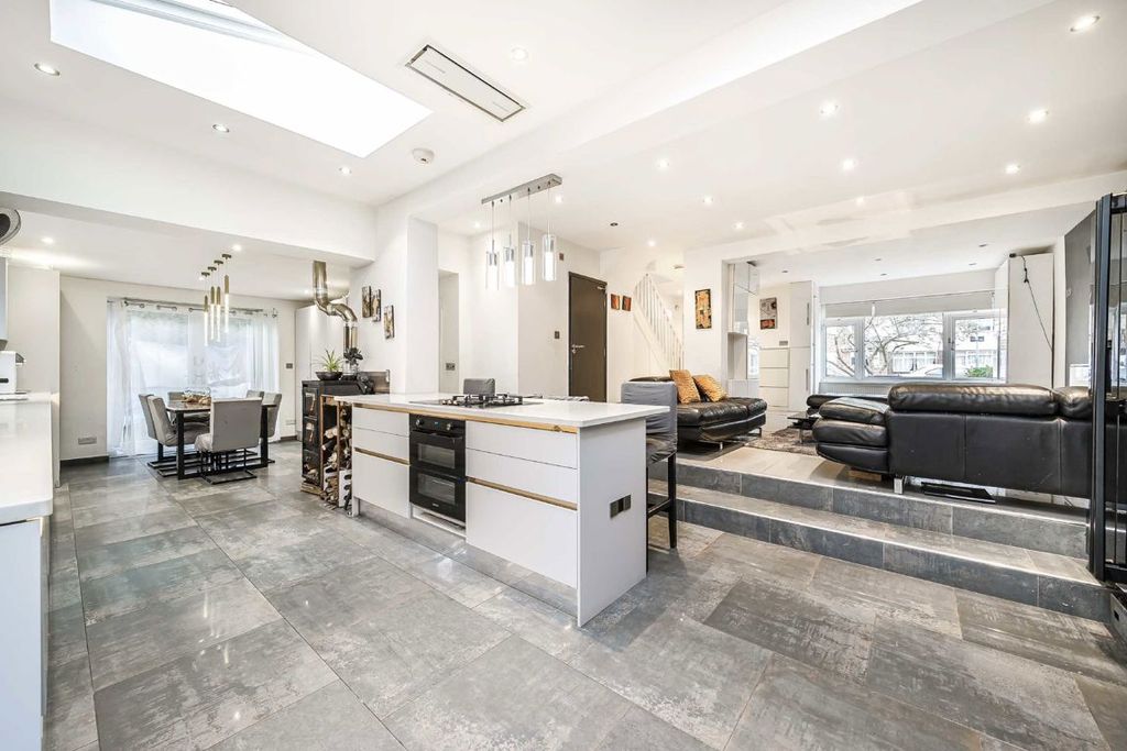 Property photo 2 of 7