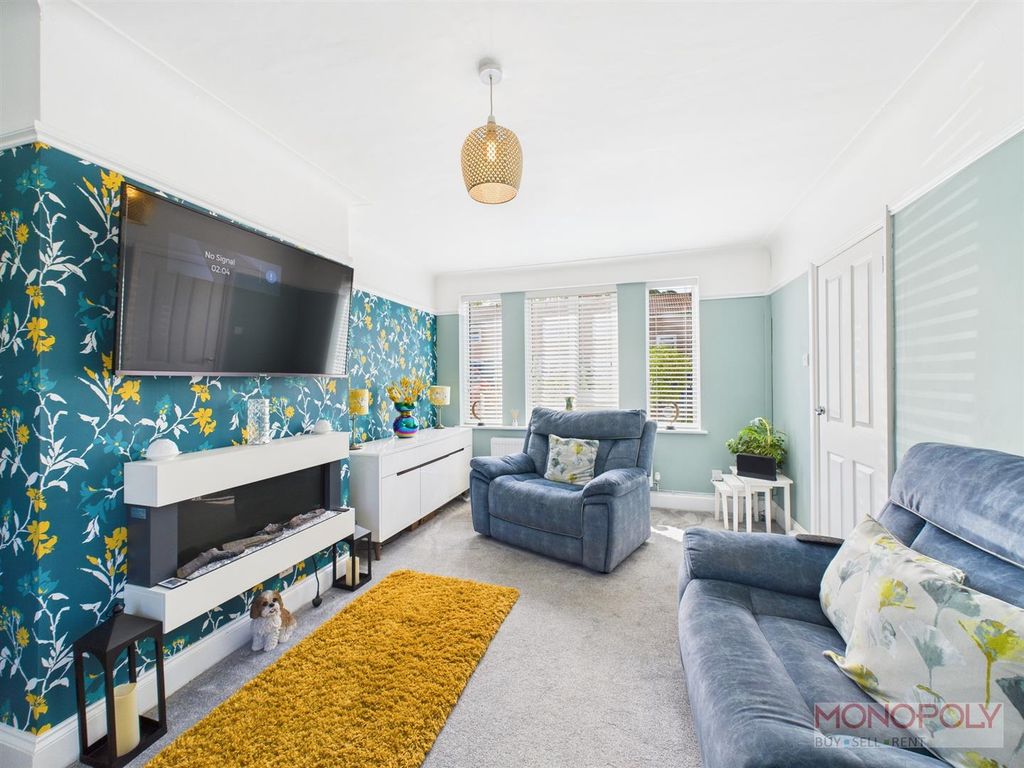 Property photo 3 of 18 Lounge