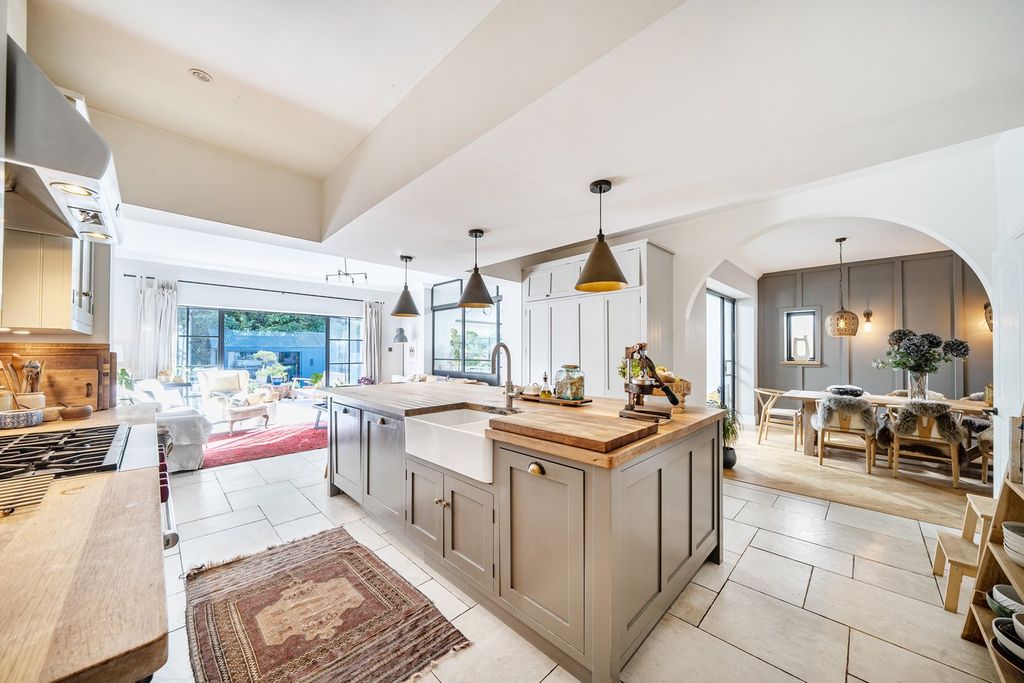 Property photo 2 of 25