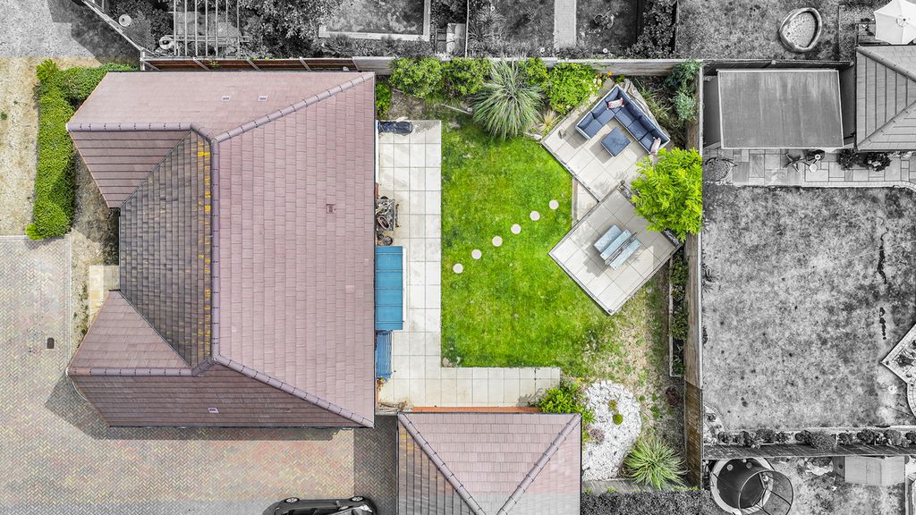 Property photo 2 of 32