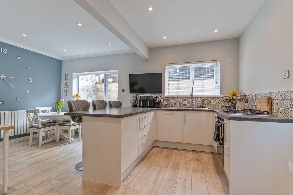 Property photo 2 of 27