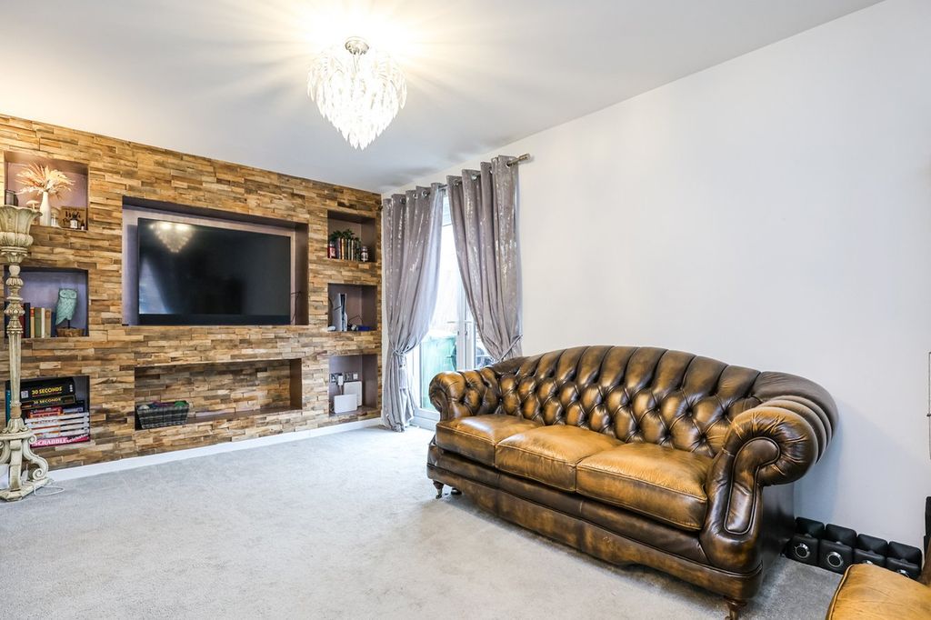 Property photo 3 of 17 Lounge