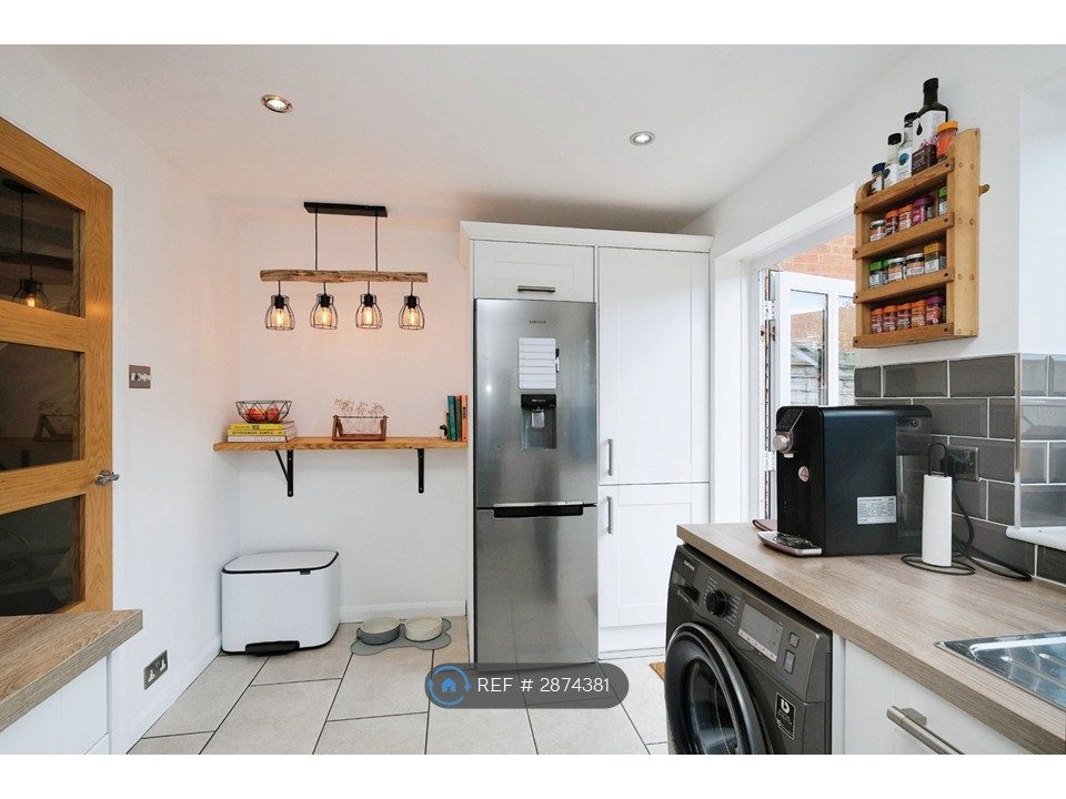 Property photo 3 of 17 Kitchen