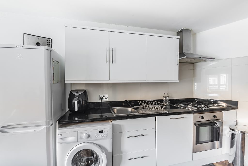 Property photo 2 of 6 Kitchen