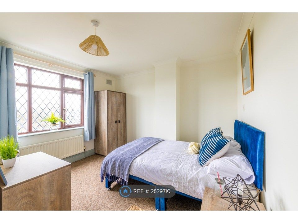 Property photo 2 of 25 Room 5 Ensuite - Let