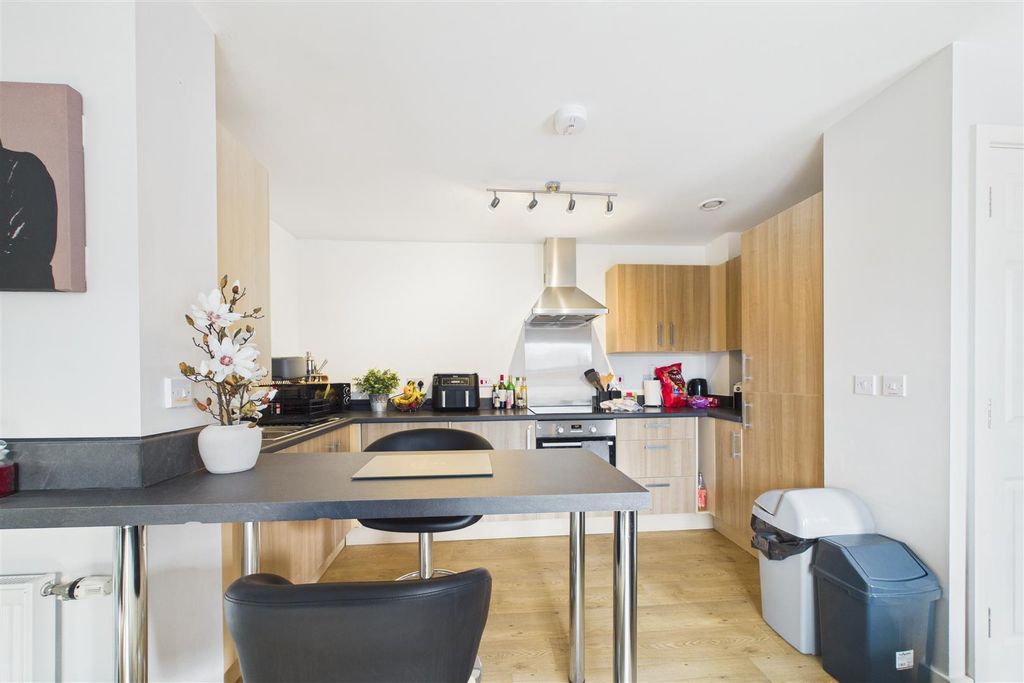 Property photo 3 of 9 Kitchen