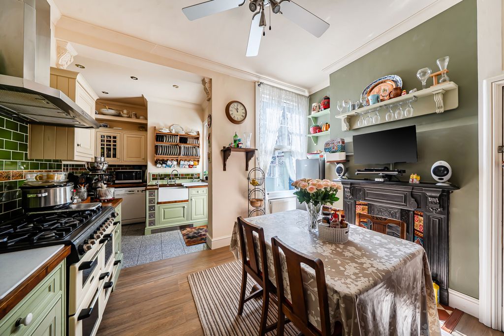 Property photo 2 of 20 Reception/Kitchen