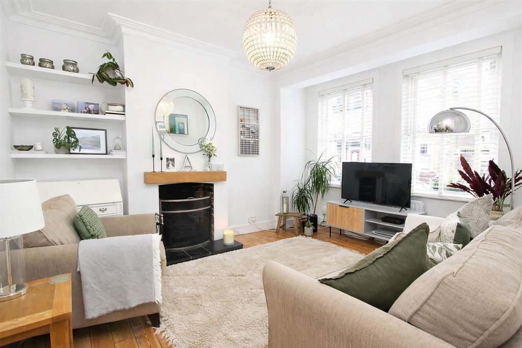 Property photo 2 of 19 Lounge.Jpg