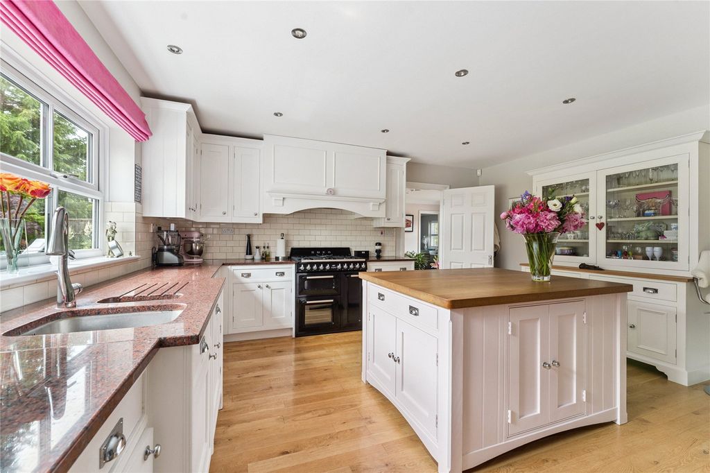 Property photo 3 of 25 Kitchen