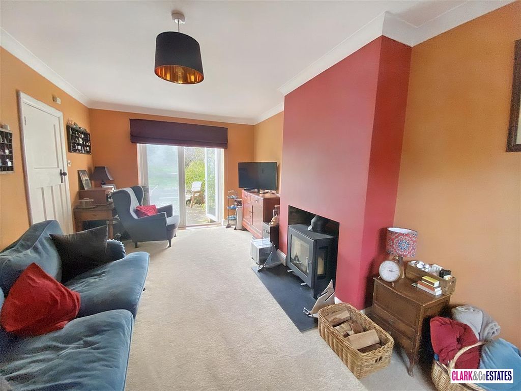 Property photo 3 of 19 Lounge