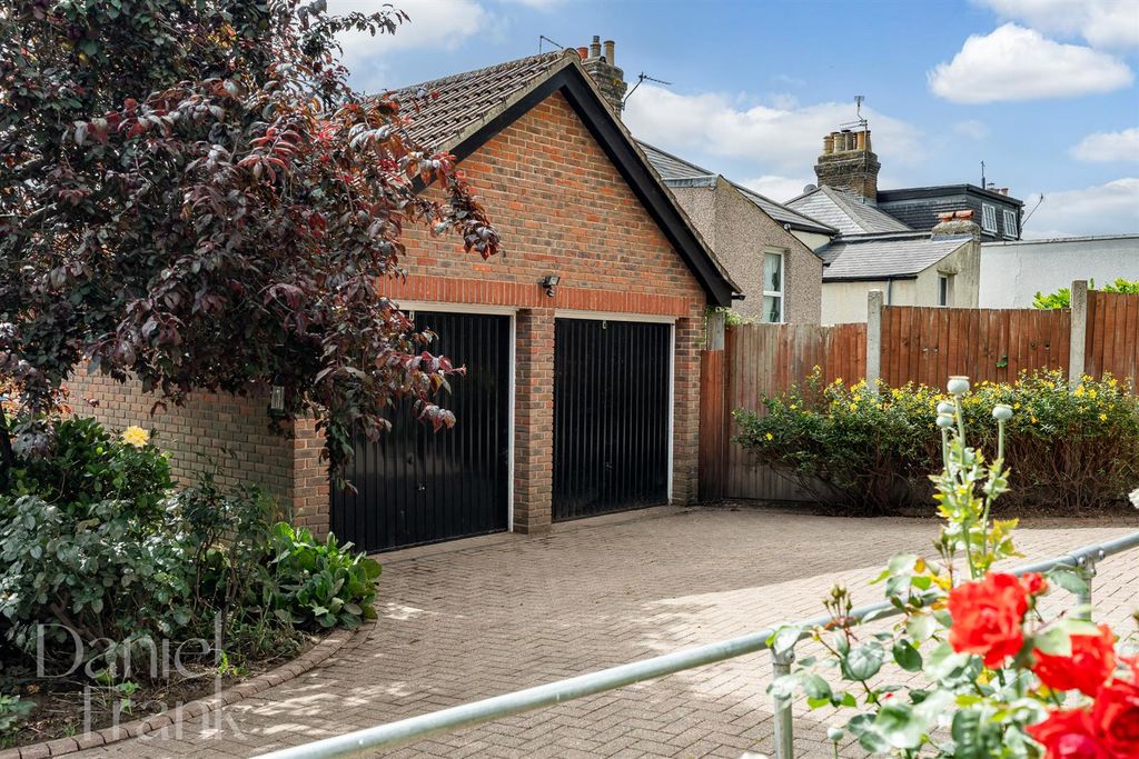 Property photo 2 of 27