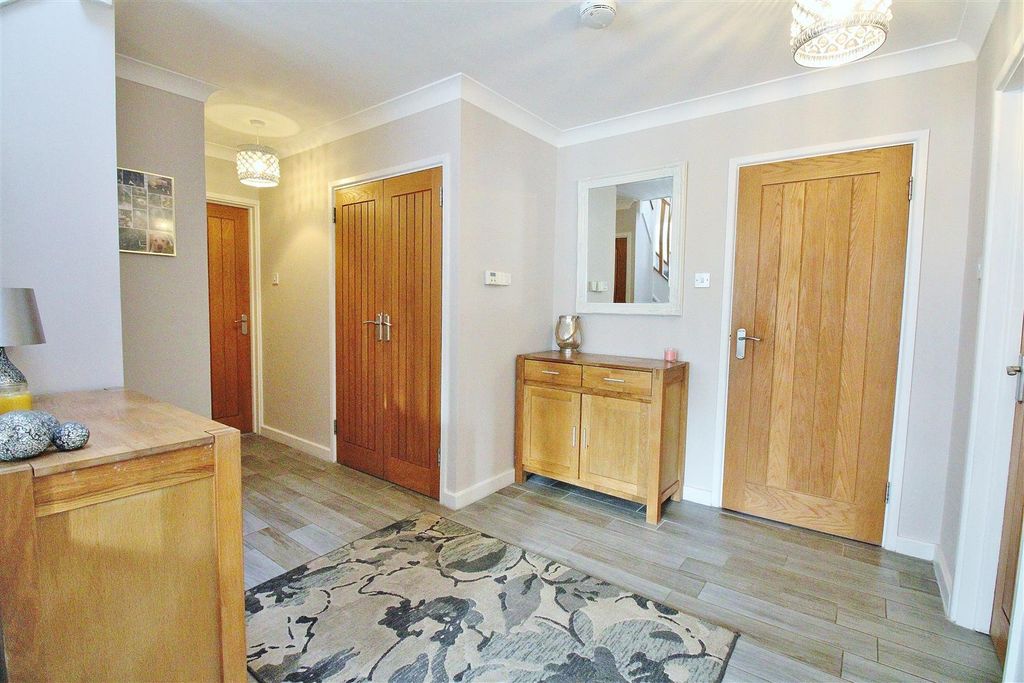 Property photo 3 of 31 Entrance Hall