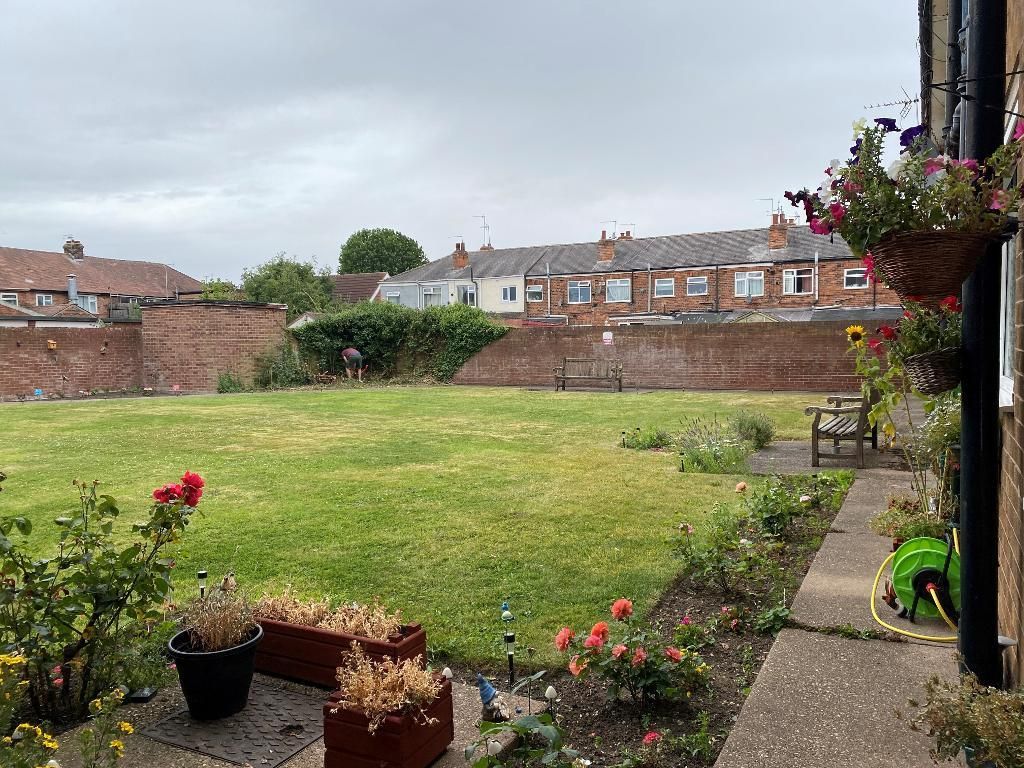 Property photo 2 of 11 Communal Gardens