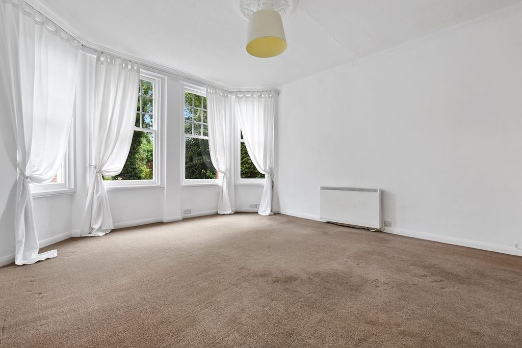 Property photo 2 of 8 Large Sunny Lounge