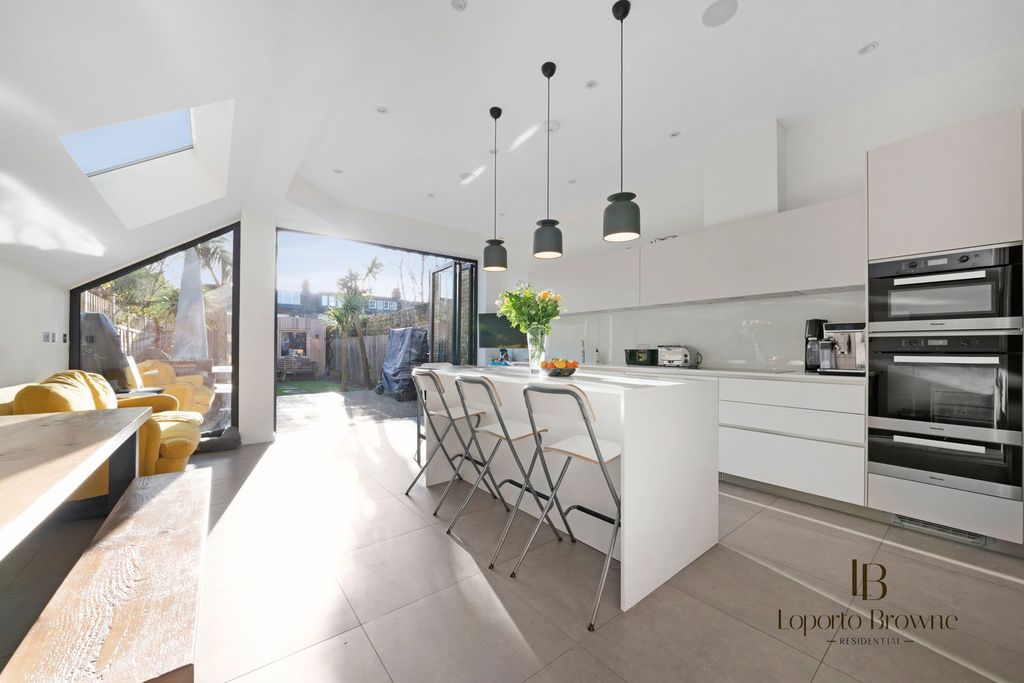 Property photo 1 of 28