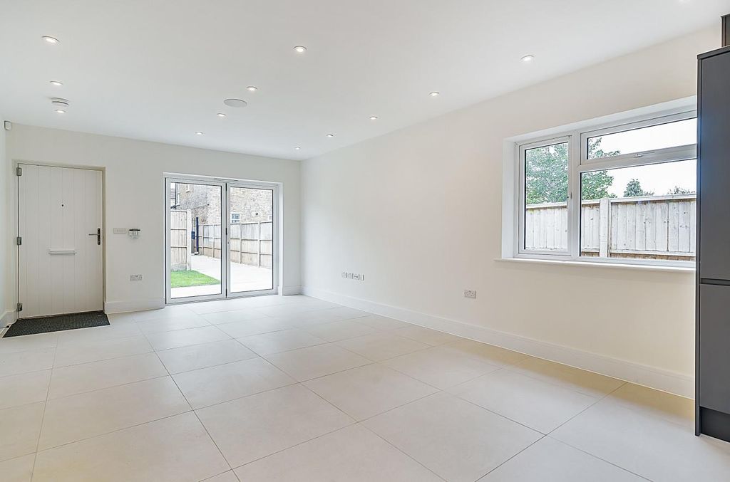 Property photo 3 of 10 18558907 (1)c (1).Jpg