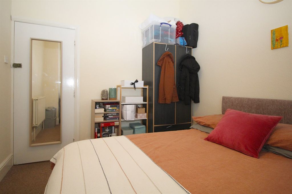 Property photo 2 of 17 Bedroom