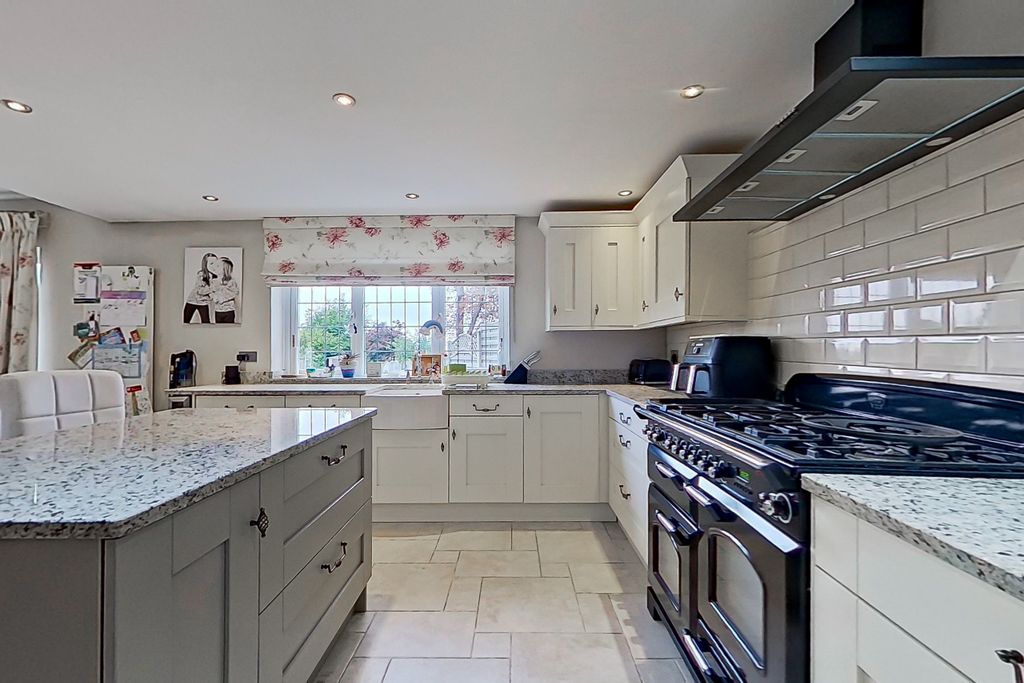 Property photo 2 of 33