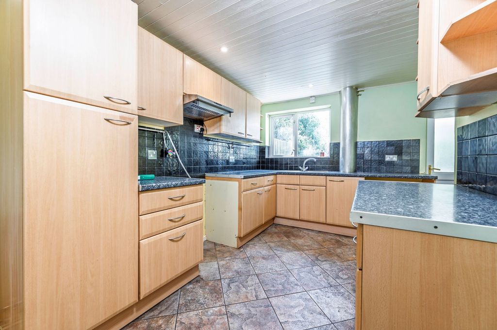 Property photo 3 of 18 Kitchen