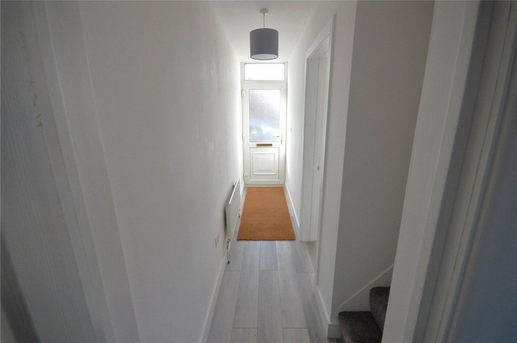 Property photo 2 of 11 Hallway