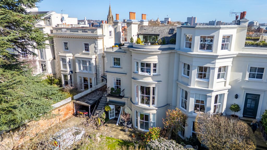 Property photo 1 of 33 Rear Garden