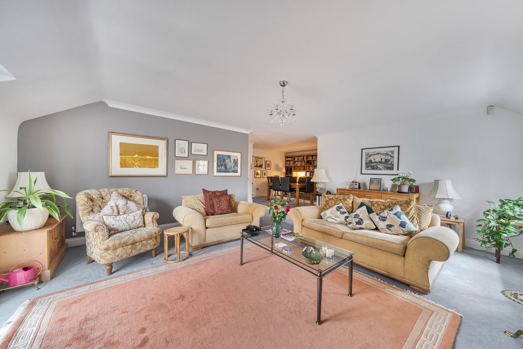 Property photo 3 of 19 1371297-12-690204...