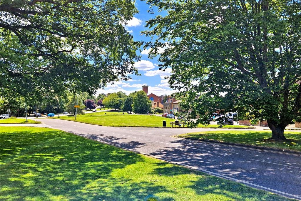 Additional image 16 of 2 bed flat for saleSpriggs Court, Palmers Hill, Epping CM16
