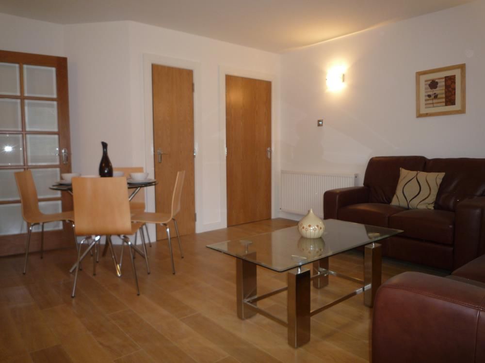 Property photo 2 of 5 645 Great Northern Road, Flat 4 − Lounge