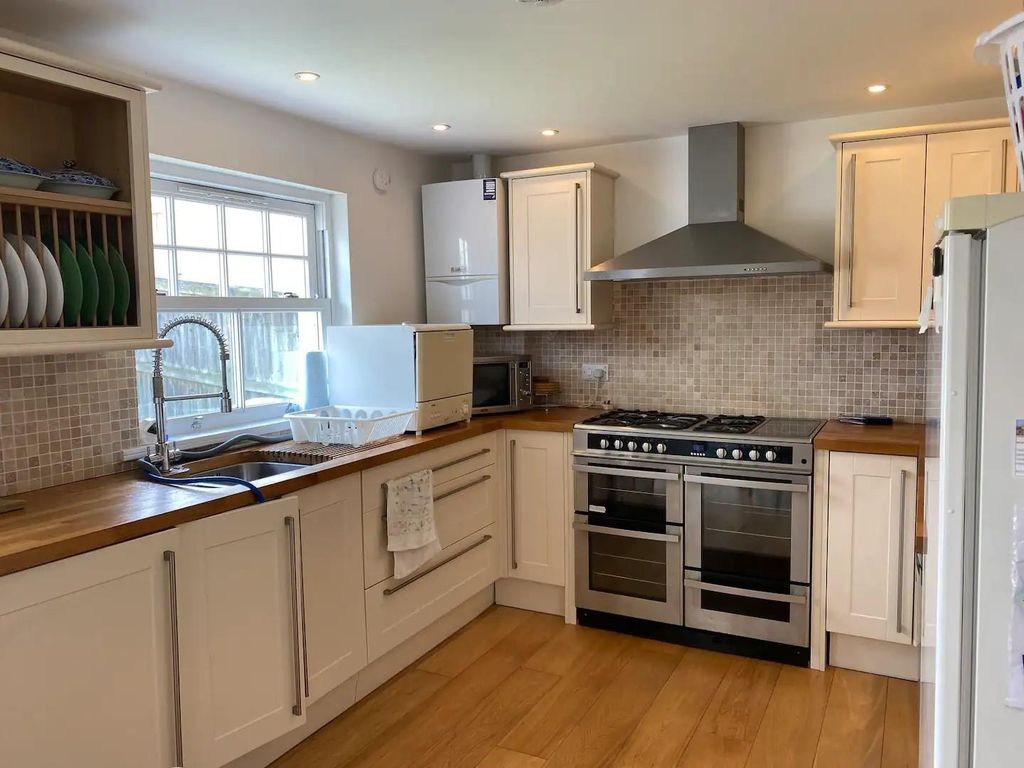 Property photo 3 of 12 Kitchen